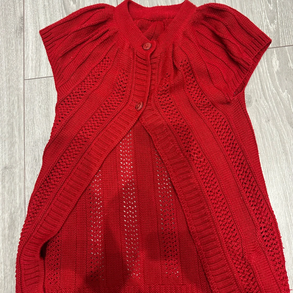 Röd stickad väst med knappar för barn