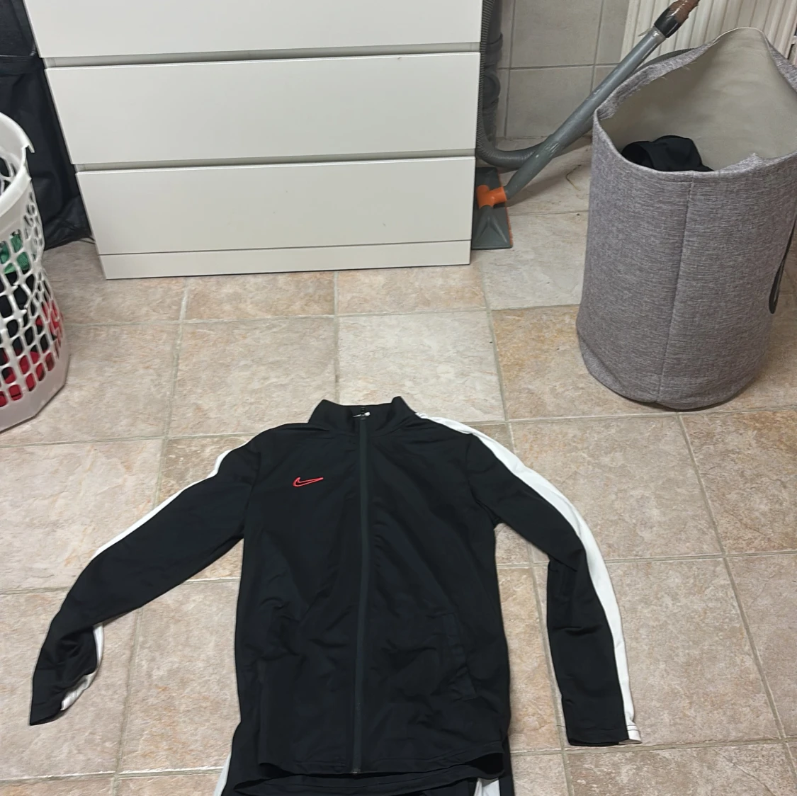 Svart Nike vindjacka med vita ränder - 1