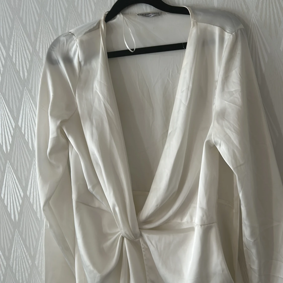 Vit omlottklänning med knut - 2