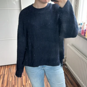 Mörkblå stickad tröja - Så mysig stickad tröja!!