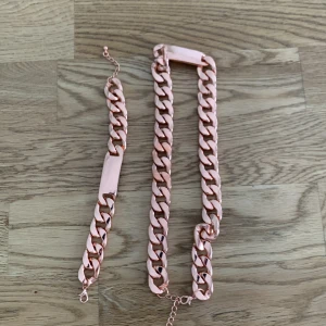 Chunky kedjesmycken i guld och rosé - Säljer flera chunky kedjesmycken: två set med armband och halsband i roséguld och guld, ett bredare guldhalsband med flera kedjor och ett klassiskt guldarmband. Alla har breda länkar och justerbara kedjor. Perfekt för dig som gillar statement-accessoarer. 250 kr för allt!