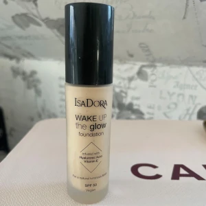 IsaDora Wake Up the Glow Foundation - IsaDora Wake Up the Glow Foundation med SPF 50, köpte ganska nyligen fast den va för ljus! I färgen 1w, endast testad 2 gånger! Köpte för 139 kronor! Skriv för fler frågor💗💗