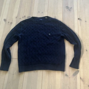 Mörkblå kabelstickad tröja från Gant - Klassiks ny stilren Gant tröja