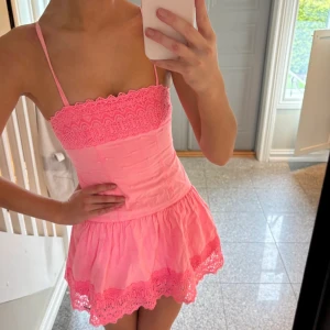Söt rosa klänning med spets - Supersöt rosa klänning, perfekt för sommaren!!🩷🩷 Storlek XS! 
