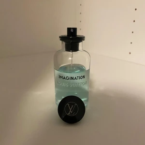 Louis Vuitton imagination - Säljer en flaska parfym från LV. Jag har tröttnat på den och vill sälja den så snabbt som möjligt för ett ganska lågt pris. Råkade tappa förpackningen utomhus, därför är den lite smutsig. Priset kan diskuteras!