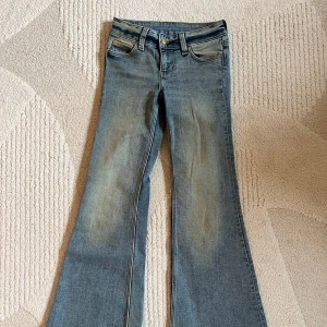 Blå bootcut jeans från Cheap Monday - Snygga blå bootcut jeans från Cheap Monday med klassisk femficksdesign och utsvängda ben. Jeansen har en ljus tvätt och normal passform, perfekta för dig som gillar retro vibe. Materialet är mjukt denim i bomull. Knappt använda!!!