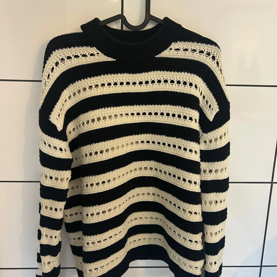 Randig stickad tröja i svart och vit - 1