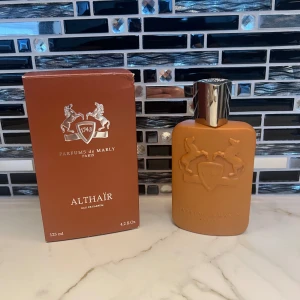 Parfums de Marly Althaïr EdP 125ml - Exklusiv parfym, Althaïr Eau de Parfum från Parfums de Marly. Flaskan är matt brun med silverfärgad kork och har ett elegant reliefmönster med två hästar och sköld. Kommer i matchande brun kartong. Volym: 125 ml.