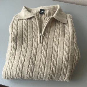Beige halfzip  - Supermjuk beige kabelstickad tröja från manfinity  med halv dragkedja och krage. Nästan helt ny köptes för 1 månad  sedan och har använts två gånger.