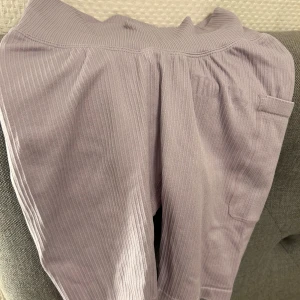 Ljuslila ribbade shorts - Supersköna ljuslila shorts utan söm i fram och är perfekta för gym,yoga, spinning osv, sitter snyggt på och har till och med en ficka på kanten 