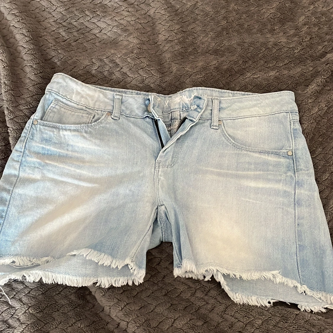 Ljusblå jeansshorts med fransig kant