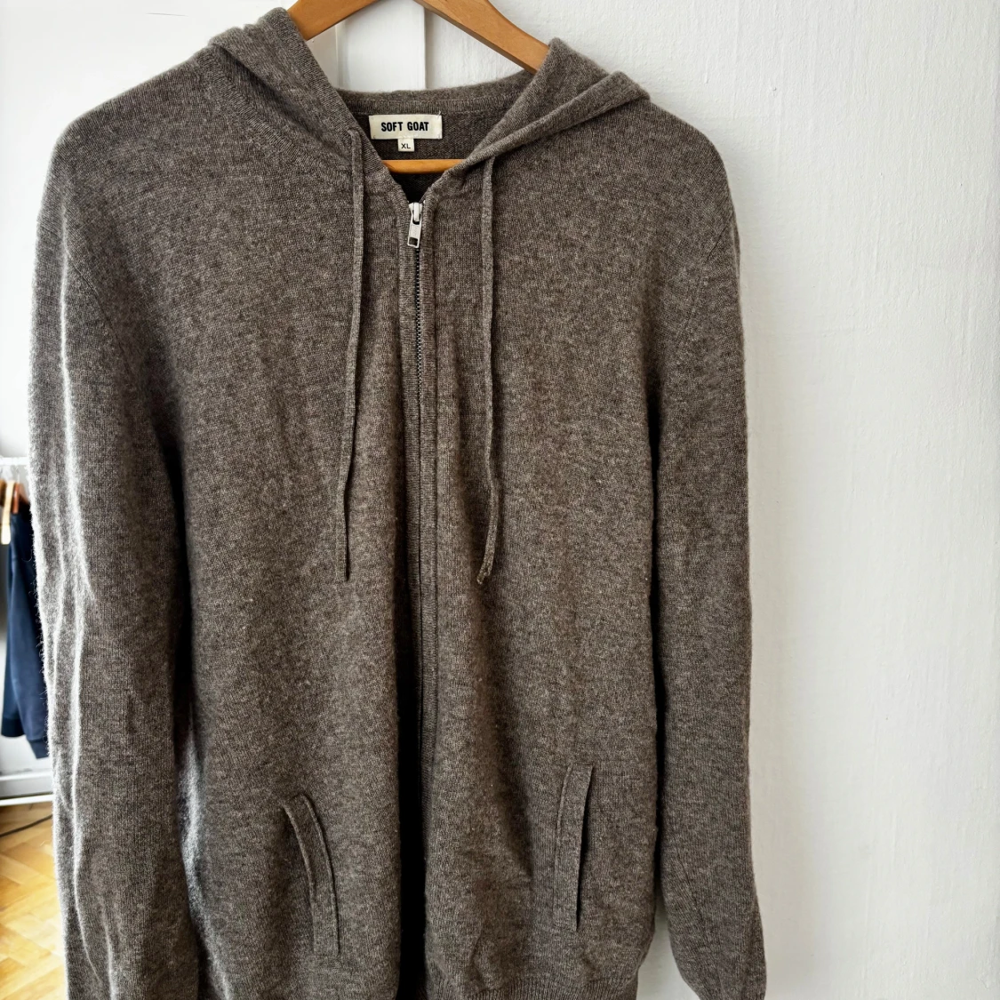 Beige hoodie i kashmir från Soft Goat