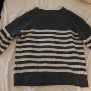 Skön stickad tröja 😍 - Jätteskön tröja. Långarmad. Används typ en gång. Kan passa jättebra till en volant kjol.😻 kommer ej ihåg vad det är ifrån. Pris går att diskutera 