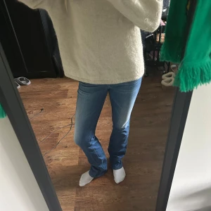 Blå bootcut jeans från diesel  - Säljer ett par snygga blå jeans från Diesel med bootcut passform. Jeansen har klassisk femficksdesign, normalhög midja och är tillverkade i mjukt denimtyg. Perfekta för dig som gillar en tidlös och avslappnad look.