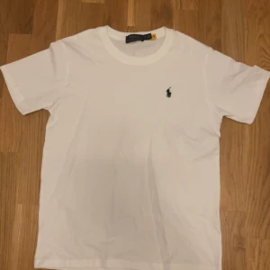 Vit t-shirt från Polo Ralph Lauren - Helt ny skick Ralph lauren t shirt , Storlek M men kan passa S . Priset diskuteras bara vid snabb affär!