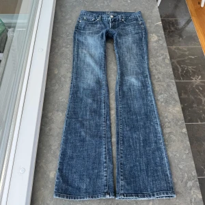 Lågmidjade jeans  - Så snygga jeans som tyvärr inte passar mig och har därför ingen bild på! Midjemått tvärsöver: 39cm Midjehöjd: 18cm Inerbens längd: 85cm💕