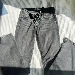 Svarta bootcut jeans från Zara - Säljer ett par svarta bootcut jeans från Zara, . Perfekta för dig som gillar en stilren och avslappnad vibe.