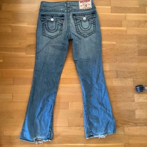 true religion jeans - True religion jeans flared i storlek 36/34. Lite upprispade vid byxbenet, men inget som märks när dem är på (se bilder).
