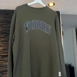Olivgrön sweatshirt från Woodbird - M - Storlek M. Väldigt bra skick!