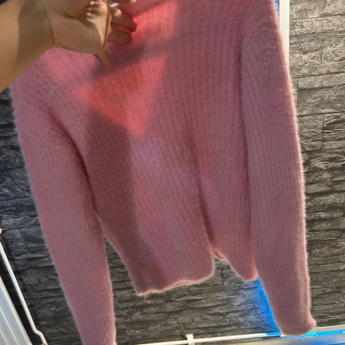 Rosa fluffig kofta med guldknappar