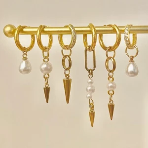 Örhängen  - Egengjorda örhängen i rostfritt stål💓💓utförsäljning!! säljs parvis 119 kr/par, men går att kombinera två olika i ett par. Bild 2 visar vilka som finns kvar i lager 