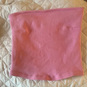 Rosa tubtopp - Rosa tubtopp💗superfin och passar till typ allt! Storlek xs och bra skick💕