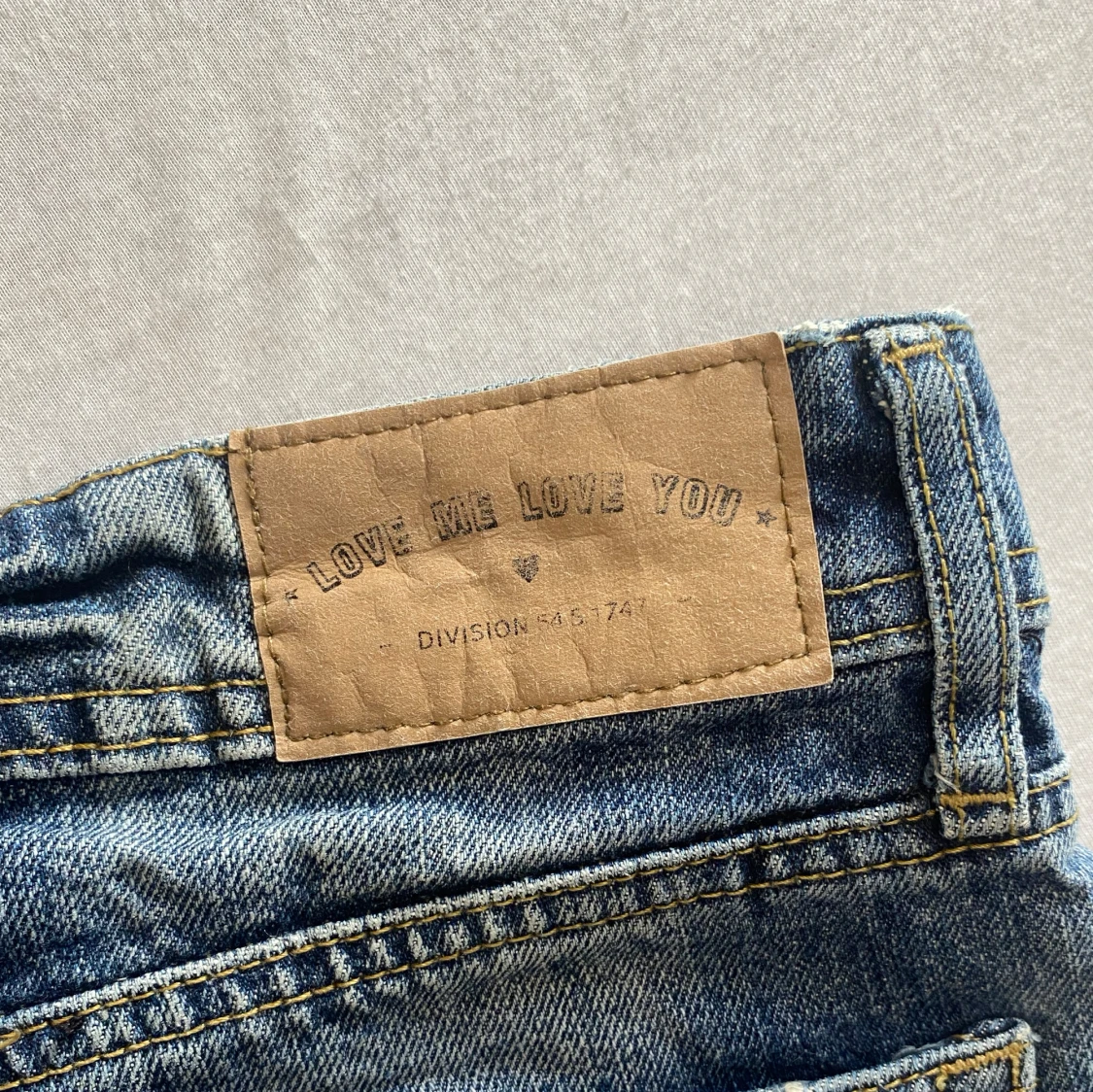 Blå low waist jeansshorts från Divided - 1