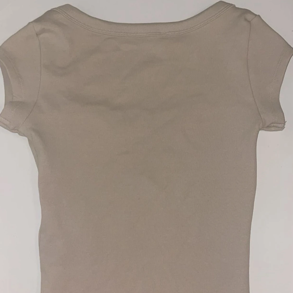 Beige ribbad topp med rund hals - 1