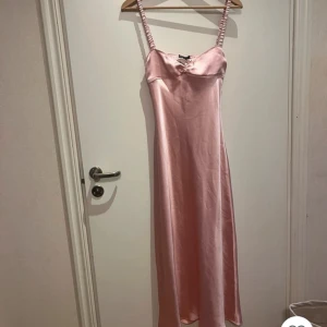Lång klänning  - Superfin siden långklänning från Zara i den perfekta rosa färgen!!💕💕