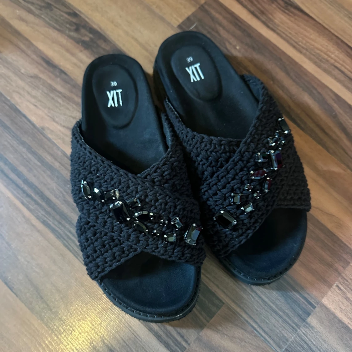 Svarta sandaler med pärldetaljer från XIT - 2