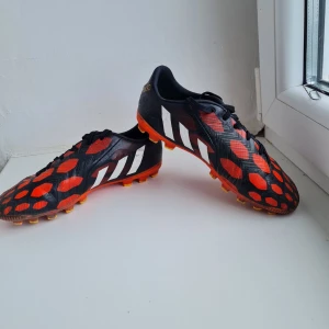 Adidas fotbollsskor AG strl 35 - Använda men i mycket bra skick. Till för spel på konstgräs. Storlek 35.