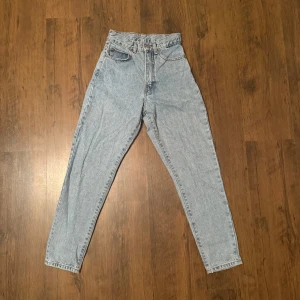 Ljusblå high waist jeans från Dr. Denim - Säljer ett par ljusblå high waist jeans från Dr. Denim med klassisk femficksdesign och raka ben (Lite smalare ned till). Storlek 24/30. Är i mycket fint skick.