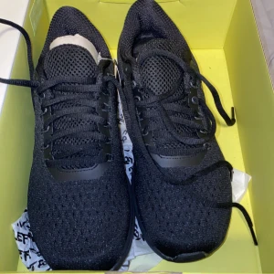 Svarta Craft V150 sneakers strl 39,5 - Svarta sneakers från Craft, modell V150 Engineered W. Skorna har ventilerande mesh-ovandel, snörning och diskreta prickdetaljer på sidorna. Snygga och bekväma. Säljer dessa då de knappt används. Nypris runt 1200-1500.