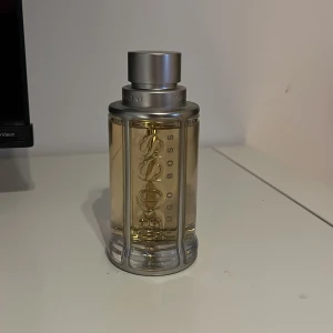 Hugo Boss The Scent Pure Accord - Boss The Scent Pure Accord For Him är en herrparfym. Flaskan rymmer 100 ml. Ungefär 95 ml kvar. Nypris för 100 ml är ca 1200kr.