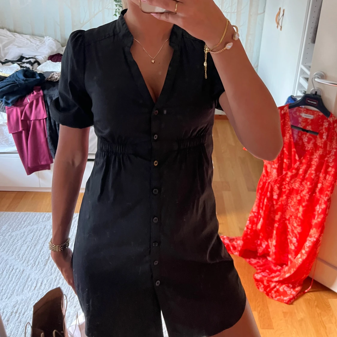 Svart kort skjortklänning från H&M - 1