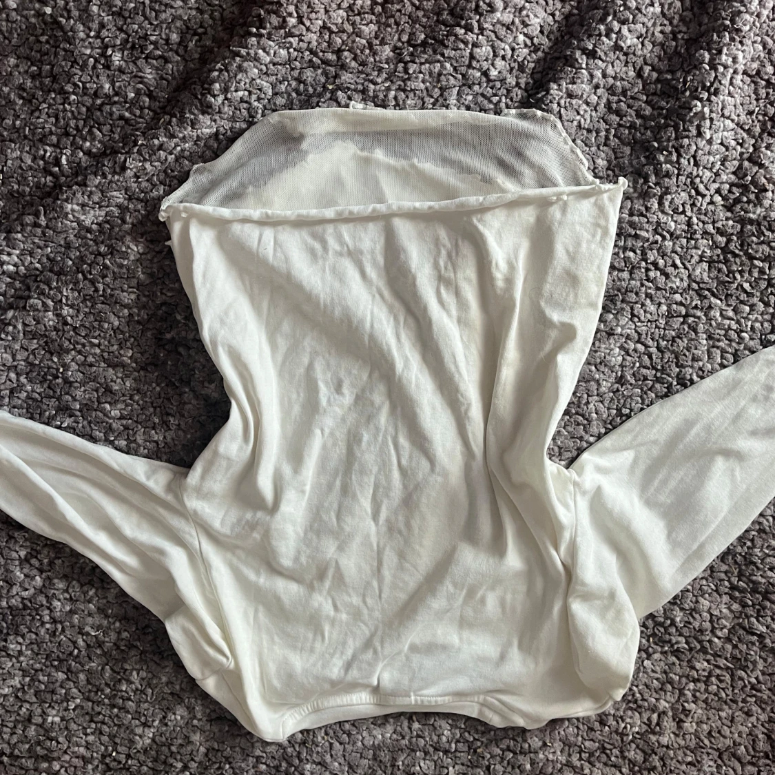 Vit långärmad topp med tryck och volang - 2