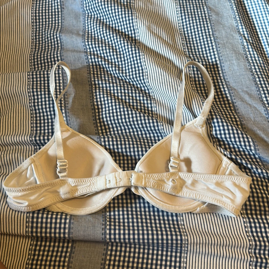 Vit vadderad bh med rosett - 1