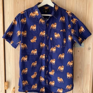 21 Men kortärmad skjorta - Använd kanske en gång, om ens det. Som ny alltså. Upphämtning i Stockholm fungerar.