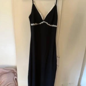 Svart långklänning med spetsdetalj - Helt oanvänd maxi klänning. storlek xs.