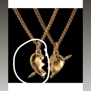 Maria Nilsdotter halsband  - Halsbandet har tappat lite lite färg, säljer för att jag inte har användning av de längre. Längden är 50. Man får med boxen också! 