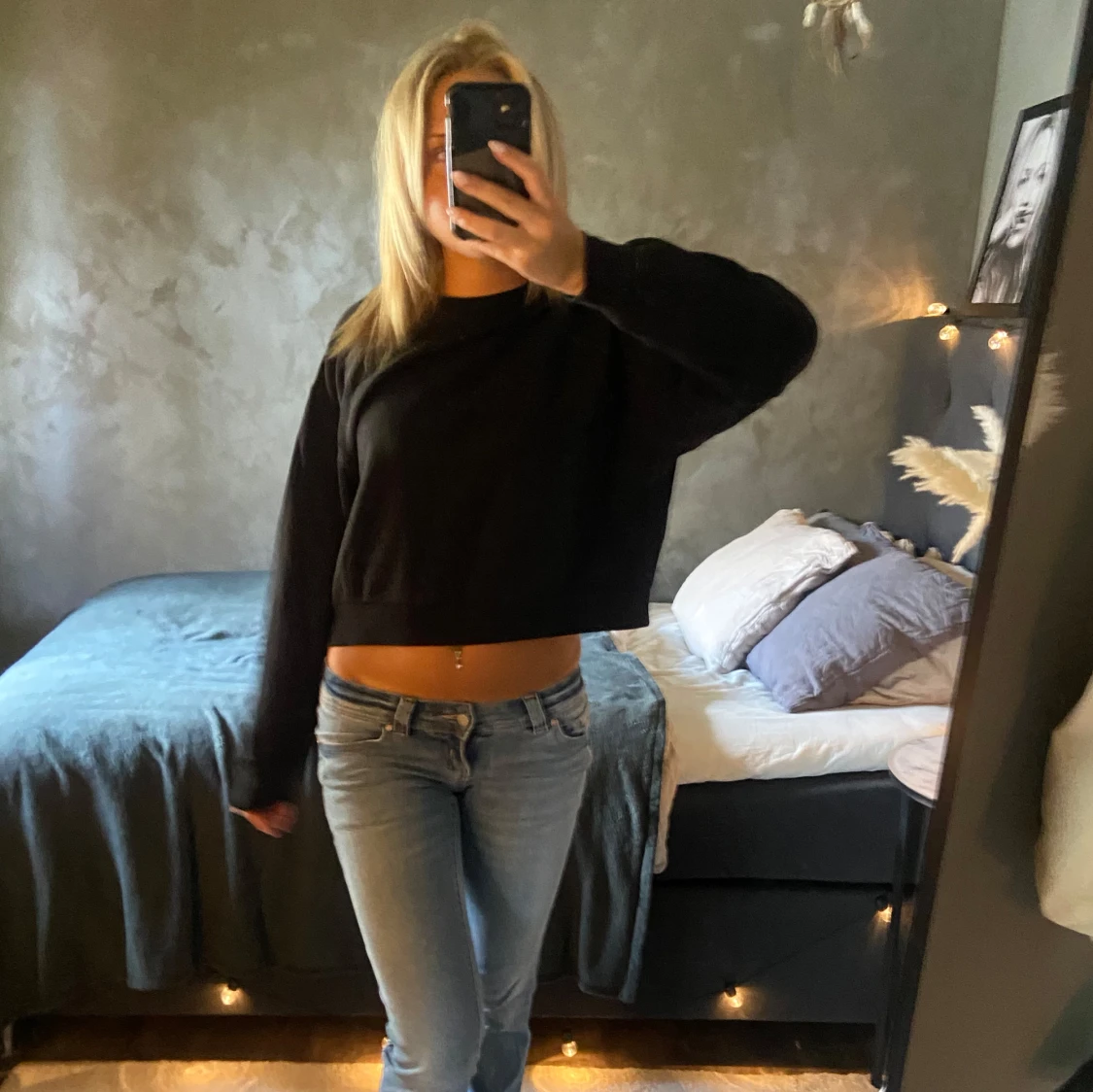 Svart croppad sweatshirt från Weekday - 1