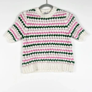 Randig stickad tröja från Zara - Superfin stickad tröja från Zara med korta ärmar och randigt mönster i vitt, rosa och grönt. Tröjan har ribbade muddar. Perfekt för dig som gillar färg och retrovibbar!