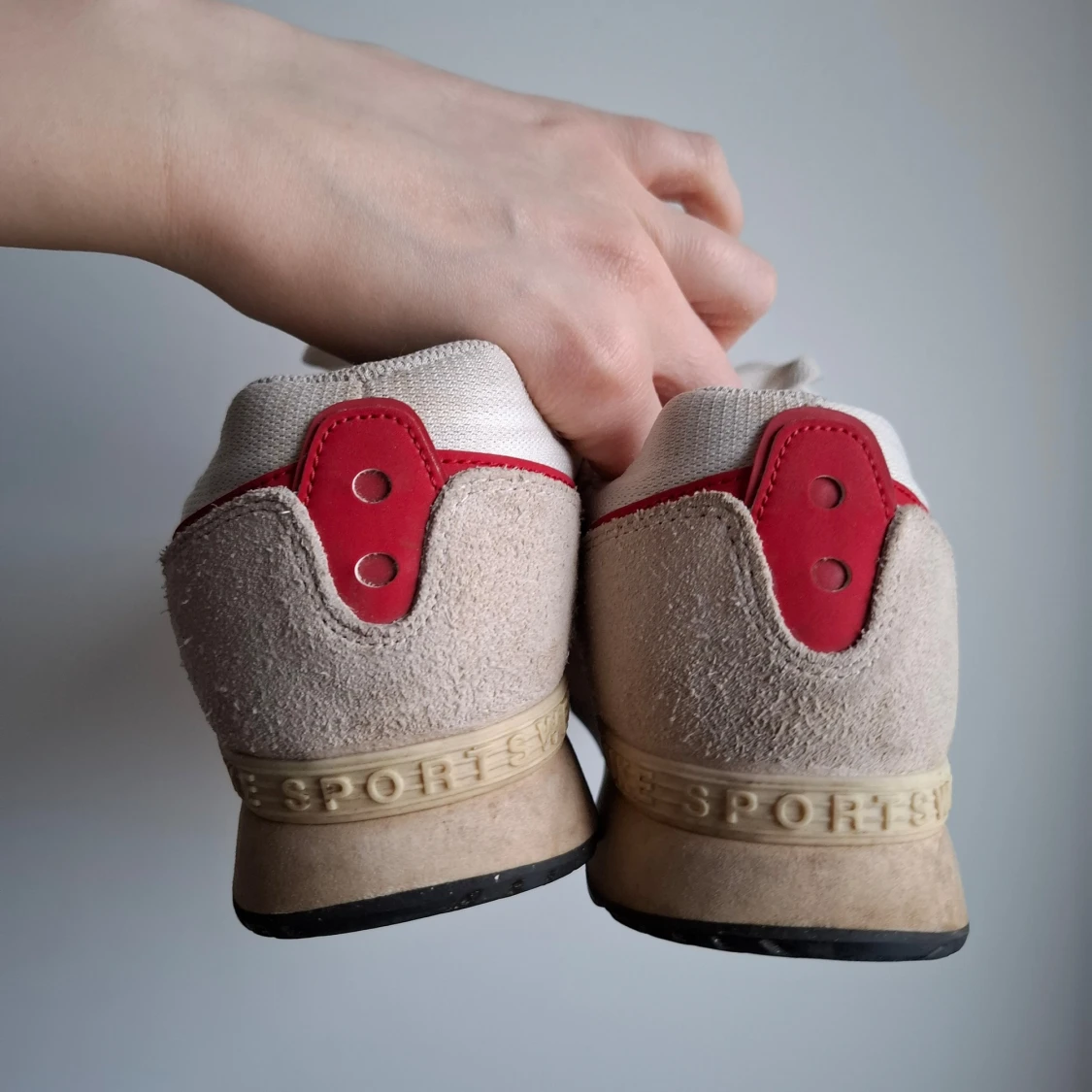 Beige Nike sneakers med röd swoosh - 4