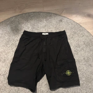 Svarta shorts från Stone Island - Säljer ett par shorts från stone island i storlek M kan även passa S. Shortsen är i bra skick och kan gå ner i pris vid intresse