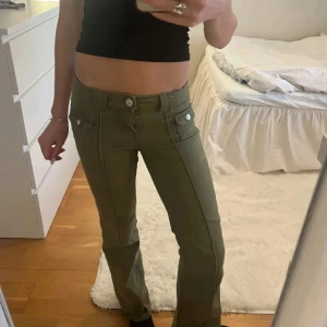 gröna hm jeans - snygga och trendiga de är uppsydda så de passar mig som är 160 ❤️