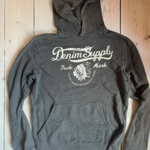 Denim supply Ralph Lauren hoodie - Denim supply Ralph Lauren hoodie size m 9/10 den har ett litet vitt märke som inte är så stort annars bra skick