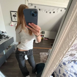 Svarta wide jeans från Perfect Jeans - Säljer ett par svarta jeans från Perfect Jeans i modellen wide. Byxorna har låg midja, raka ben och coola fickor med lock och knapp bak. Materialet är klassisk denim och färgen är tvättad svart för en avslappnad vibe. Aldrig använt ny pris 499sek
