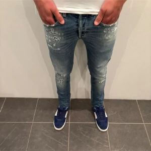 Dondup Jeans George - Jag säljer min väns Dondups. Trendiga! Dondup Destroyed. Nypriset är ca 4000 kr. Jag säljer för 950
