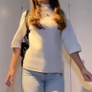 Vit stickad tröja från Rich & Royal - Säljer en vit stickad tröja från Rich & Royal. Står att storleken är medium . För mig som bär S passar den perfekt på . 