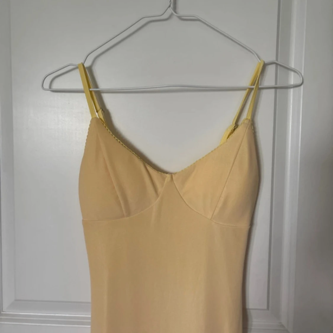 Ljusgul långklänning med smala axelband - 1